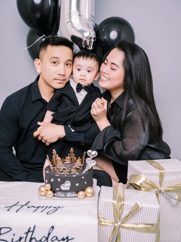 Kevin Socola Films newborn family photography Fairfax VA cream classic minimalist studio